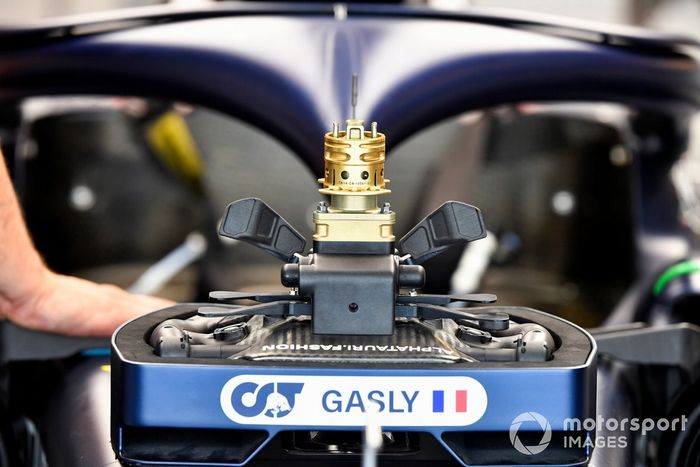 Volante de Pierre Gasly, AlphaTauri AT01 adaptado (muleto) con los Pirelli de 18 pulgadas 