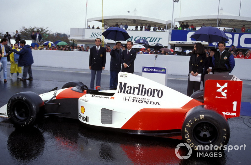 Трибуны почтили память Сенны минутой молчания, стоя перед машиной McLaren 1991 года, на которой Айртон стал трехкратным чемпионом мира