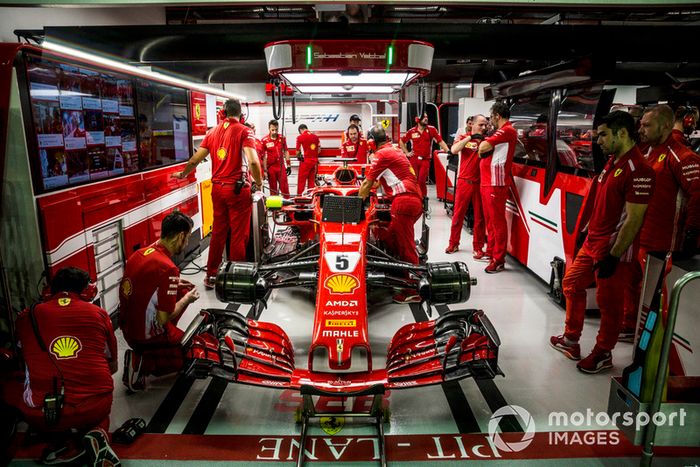 Sebastian Vettel, Ferrari SF71H en el box