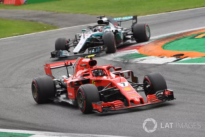 Kimi Raikkonen, Ferrari SF71H y Lewis Hamilton, Mercedes AMG F1 W09 