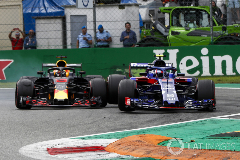 Daniel Ricciardo, Red Bull Racing RB14, y Pierre Gasly, Toro Rosso STR13, rueda con rueda