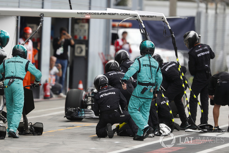 Lewis Hamilton, Mercedes AMG F1 W09, pit stop