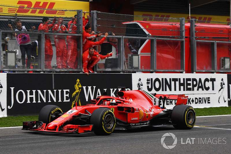 Vettel galibiyeti kutluyor