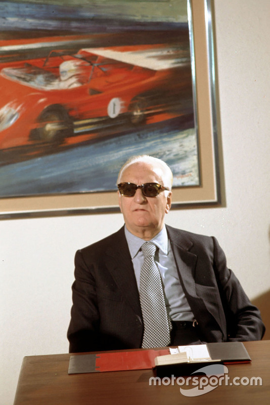 Enzo Ferrari dans la salle de réunion de sa maison en 1974