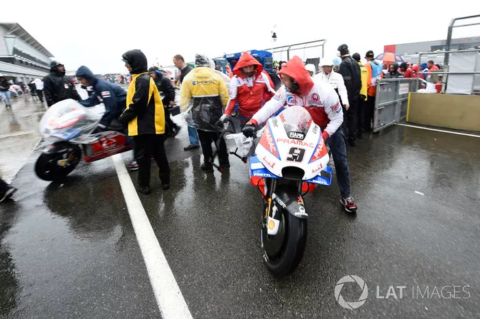 Motos sacadas de la parrilla durante el Gran Premio de Gran Bretaña