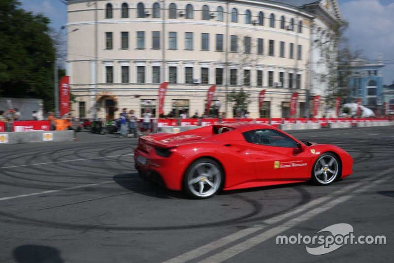Марк Жене за кермом Ferrari