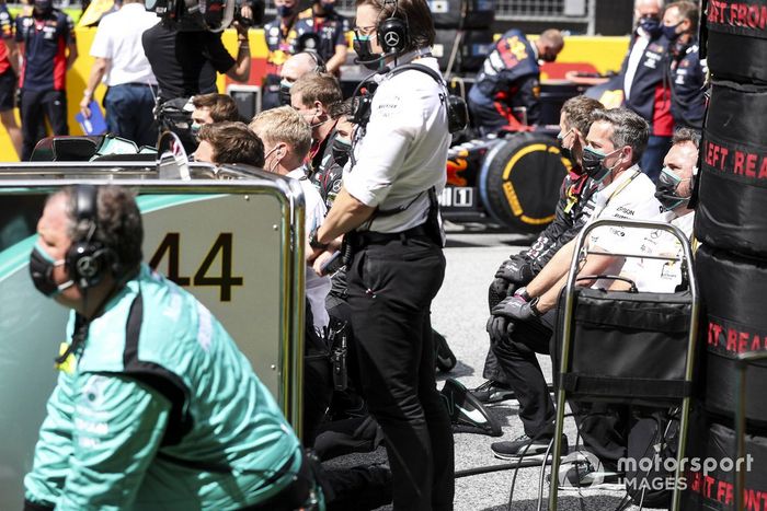 Los mecánicos del Mercedes se ponen de rodillas en la parrilla