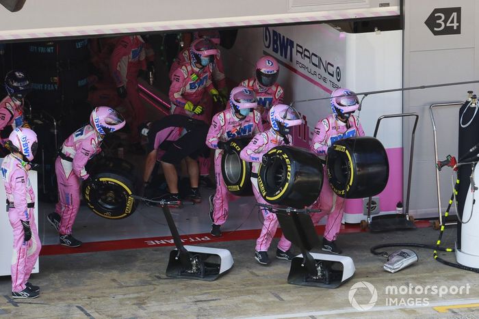 El equipo de boxes de Racing Point entra en acción