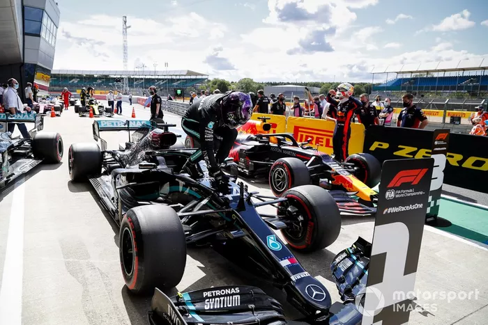 Ganador de la pole Lewis Hamilton, Mercedes-AMG F1 en Parc Ferme 