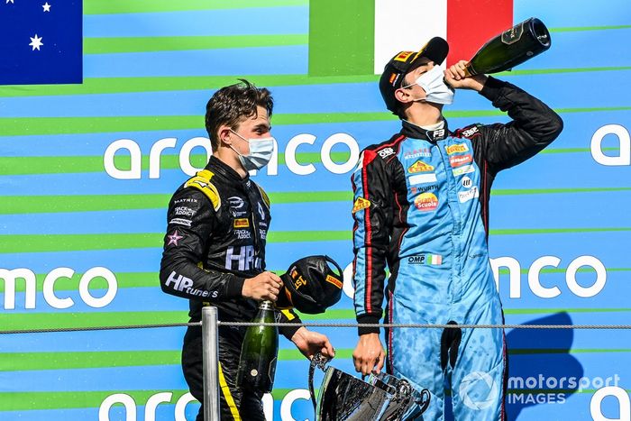 Podio: ganador Oscar Piastri, Prema Racing y tercer lugar Matteo Nannini, Jenzer Motorsport 