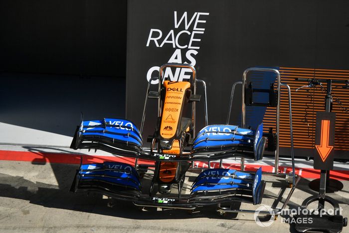 Las aletas delanteras y la nariz de la carrocería fuera del garaje de McLaren