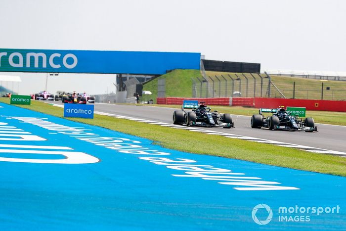 Lewis Hamilton, Mercedes F1 W11, Valtteri Bottas, Mercedes F1 W11 battala al inicio