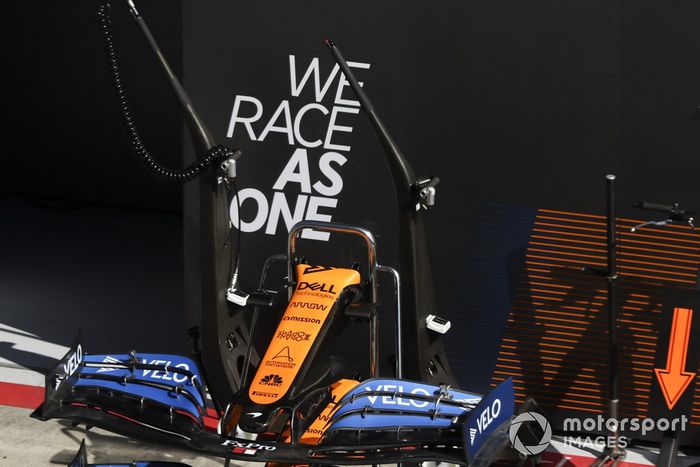 Alerón delantero del MCL35 con el logo de We Race As One