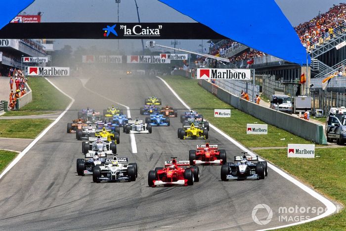 Michael Schumacher, Ferrari F1-2000, leads Ralf Schumacher, Williams FW22 BMW, Mika Häkkinen, McLaren MP4-15 Mercedes, Rubens Barrichello, Ferrari F1-2000, David Coulthard, McLaren MP4-15 Mercedes, at the start