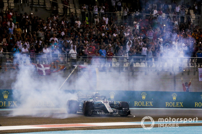 Lewis Hamilton, Mercedes AMG F1, vainqueur, fait des donuts