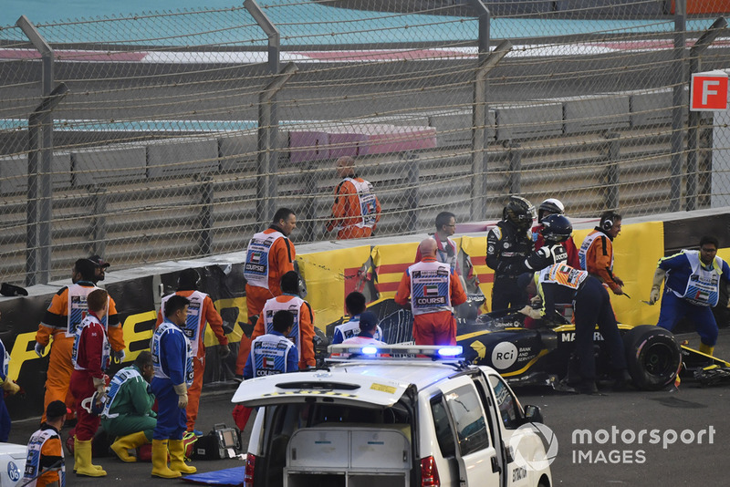Los médicos y oficiales asisten a Nico Hulkenberg, Renault Sport F1 Team R.S. 18 que se estrelló y volcó en la primera vuelta
