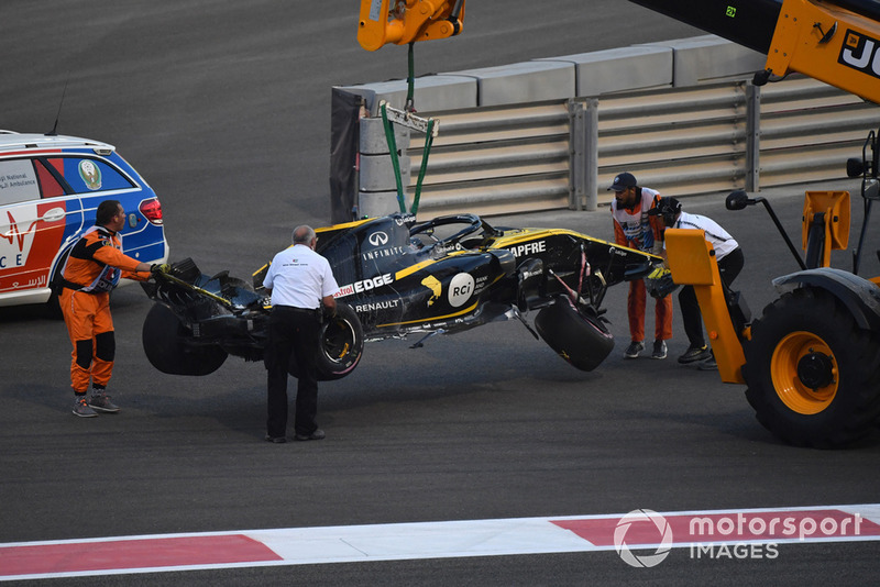 The crashed car of Nico Hulkenberg, Renault Sport F1 Team R.S. 18 is recovered 