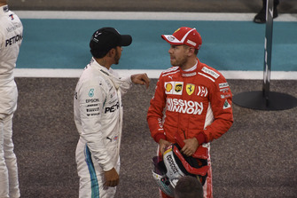 Lewis Hamilton, Mercedes AMG F1 y Sebastian Vettel, Ferrari en Parc Ferme