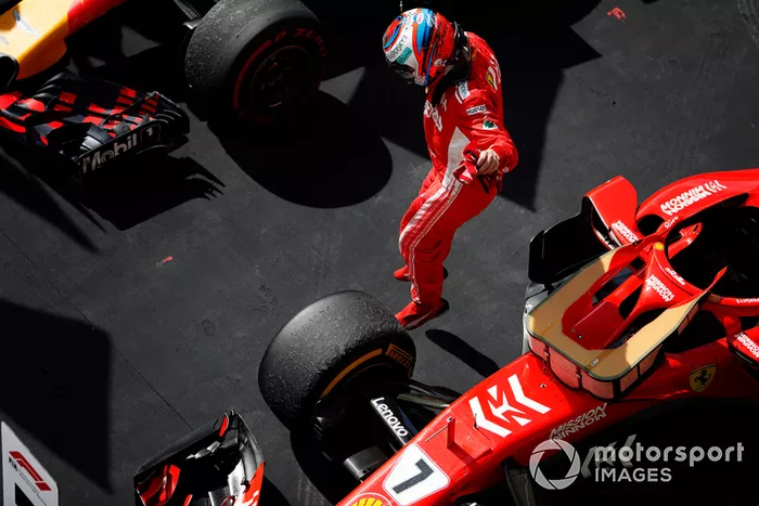 Kimi Raikkonen, Ferrari SF71H, salta de su coche mientras celebra ganar la carrera en Parc Ferme