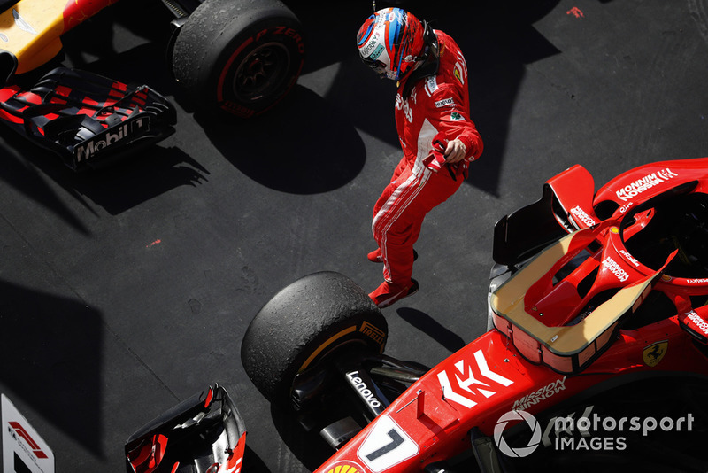 Kimi Raikkonen, Ferrari SF71H, salta fuori dall'auto e festeggia la vittoria della gara ne Parc Ferme