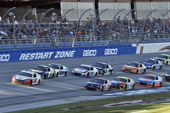 Ryan Blaney, Team Penske, Ford Fusion REV, Chase Elliott, Hendrick Motorsports, Chevrolet Camaro NAPA NIGHTVISION LAMPS, Denny Hamlin, Joe Gibbs Racing, Toyota Camry FedEx Ground
