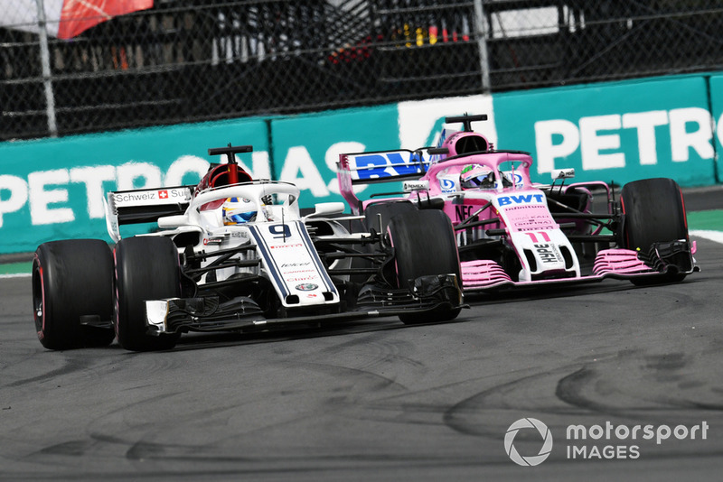 Marcus Ericsson, Sauber C37 and Sergio Perez, Racing Point Force India VJM11 battle