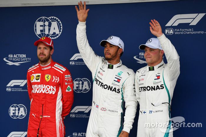 Tercer puesto Sebastian Vettel, Ferrari, ganador de la pole Lewis Hamilton, Mercedes AMG F1 y tercero Valtteri Bottas, Mercedes AMG F1