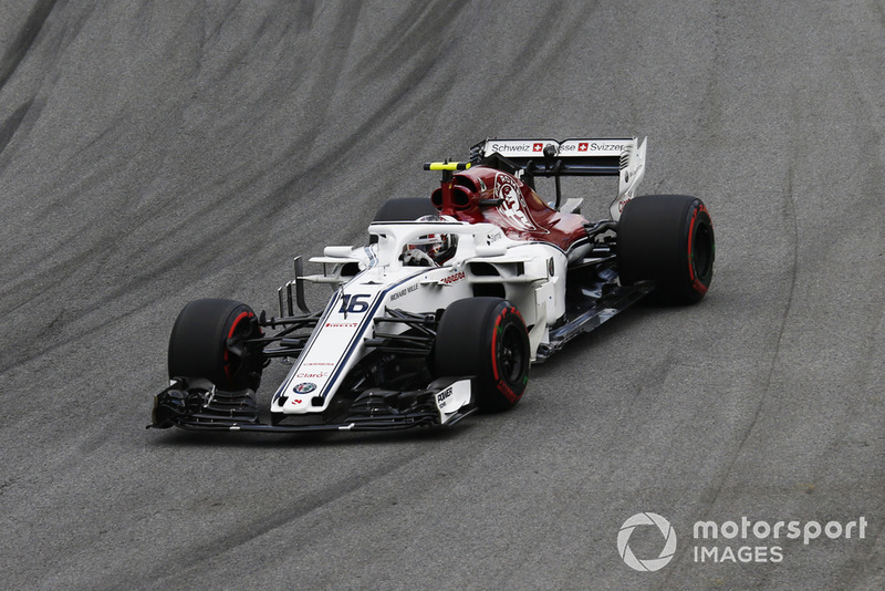 Leclerc se queda en pista sin importarle la lluvia y lograr entrar en la Q3 💪🌧