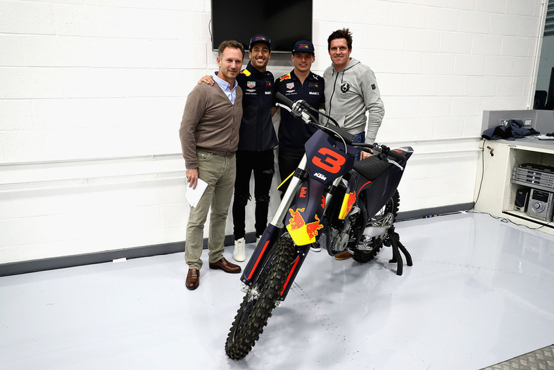 Daniel Ricciardo, Red Bull Racing; Christian Horner, jefe de Red Bull Racing; Max Verstappen, Red Bull Racing, y Dougie Lampkin posan para una foto con una moto KTM