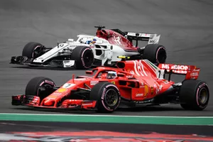 Marcus Ericsson, Sauber C37 et Kimi Raikkonen, Ferrari SF71H