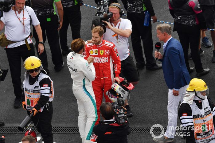 Sebastian Vettel, Ferrari, felicita a Lewis Hamilton, Mercedes AMG F1, por su mundial
