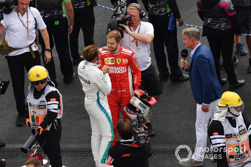 Lewis Hamilton, Mercedes AMG F1 et Sebastian Vettel, Ferrari après l'arrivée