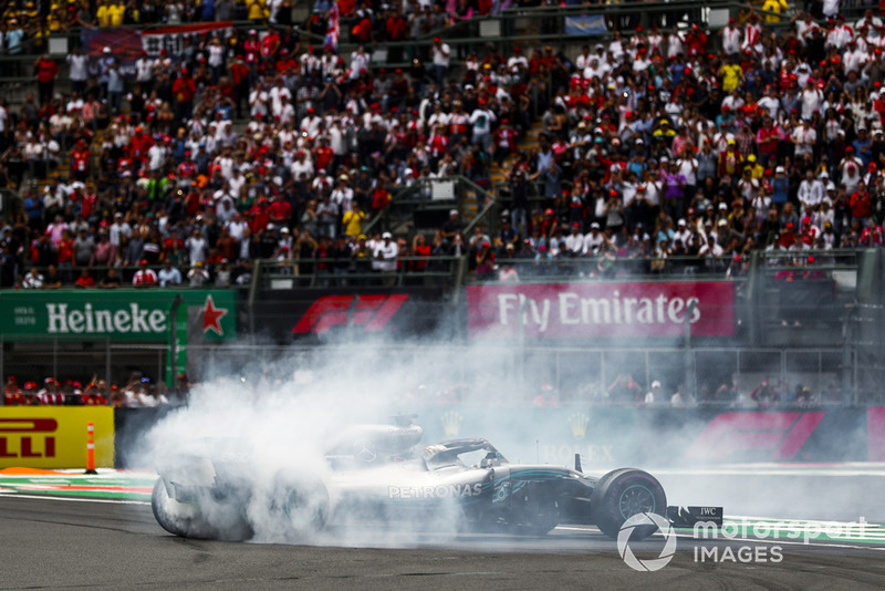 Lewis Hamilton, Mercedes AMG F1 W09 EQ Power+, esegue dei donut dopo essersi assicurato il suo 5° Titolo Mondiale