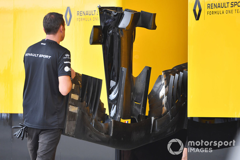Механик Renault Sport F1 Team с передним крылом Renault RS18