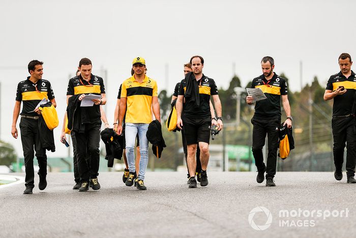 Carlos Sainz Jr., Renault Sport F1 Team,  camina por el circuito