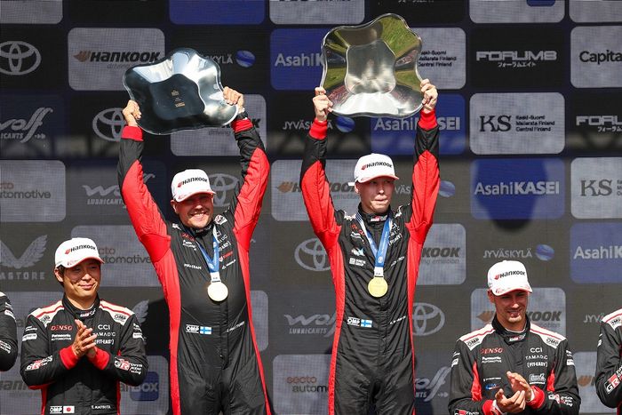 Подиум: победители Калле Рованперэ, Джонн Халттунен, Toyota Gazoo Racing Wrt Toyota Gr Yaris Rally1