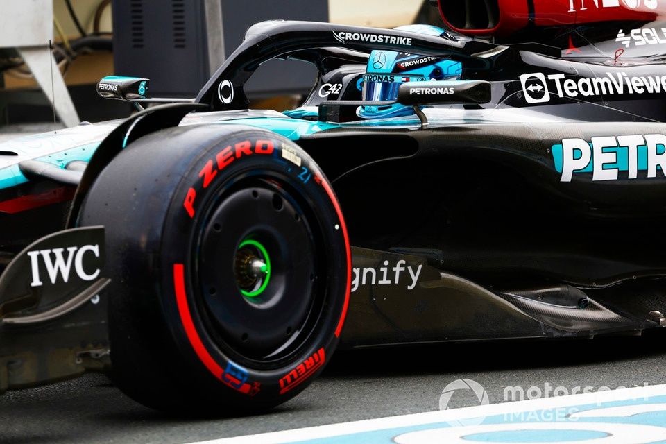 George Russell, Mercedes F1 W15, en boxes