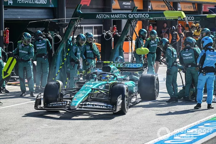 Fernando Alonso, Aston Martin AMR24, en el pit lane tras una parada en boxes