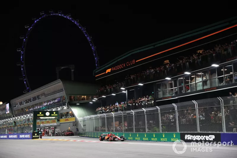 Carlos Sainz, Ferrari SF-24, quitte les stands