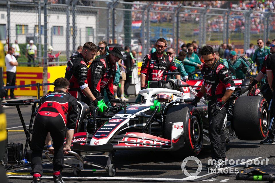 Mechanicy na starcie z Kevinem Magnussenem, Haas VF-24