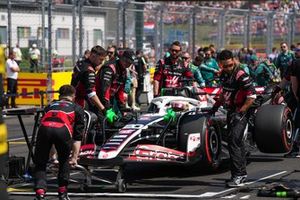 Mecânicos na grelha com Kevin Magnussen, Haas VF-24