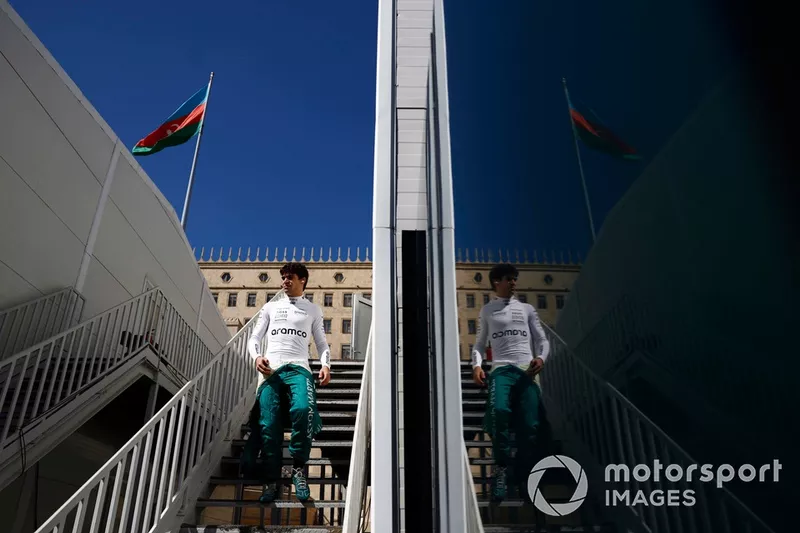 Lance Stroll, Aston Martin F1 Team, descend les escaliers du paddock 