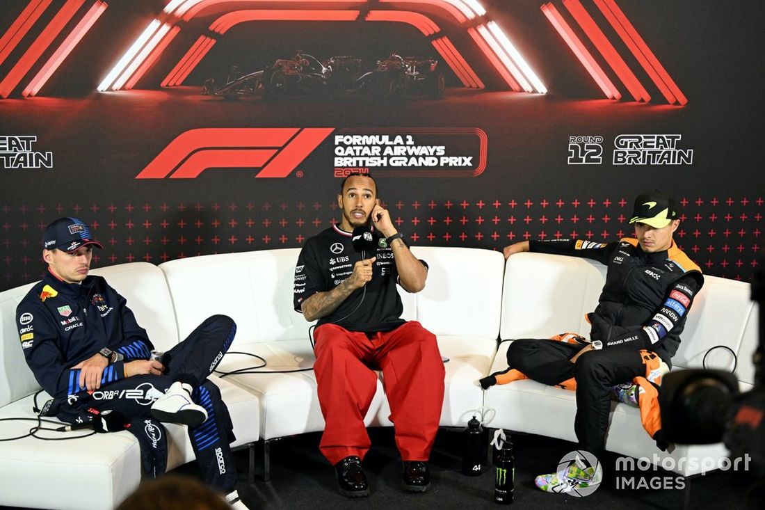 Max Verstappen, Red Bull Racing, 2ª posición, Lewis Hamilton, Mercedes-AMG F1 Team, 1ª posición, Lando Norris, McLaren F1 Team, 3ª posición, en la rueda de prensa.
