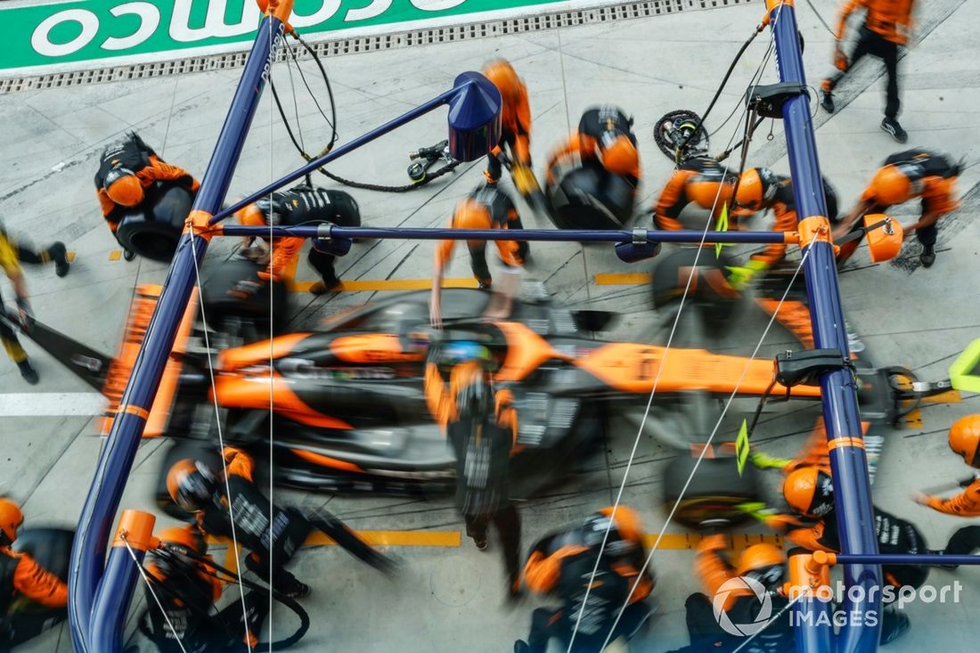 Oscar Piastri, McLaren MCL38, wykonuje pit stop