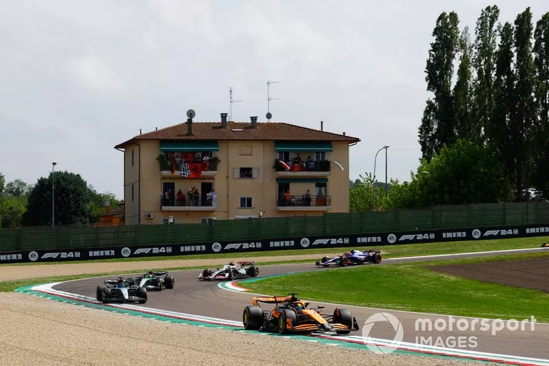 Oscar Piastri, McLaren MCL38 George Russell, Mercedes F1 W15 