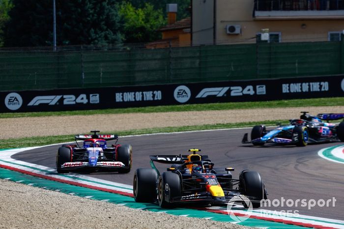 Sergio Pérez, Red Bull Racing RB20, Daniel Ricciardo, RB F1 Team VCARB 01, Esteban Ocon, Alpine A524