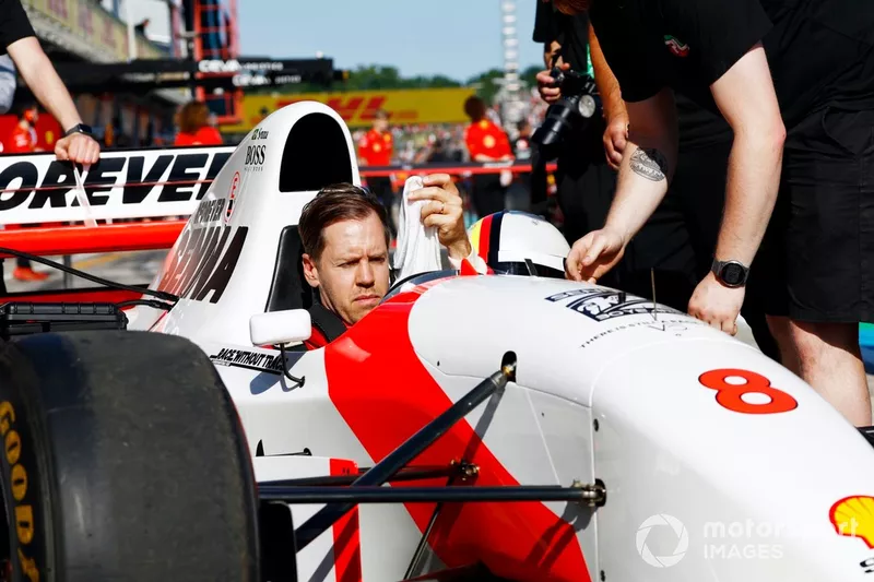 Sebastian Vettel se prépare à conduire la McLaren MP4/8 d'Ayrton Senna