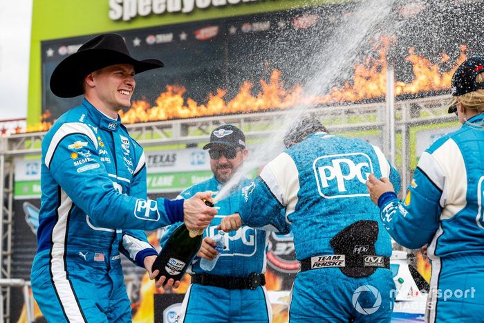 Ganador Josef Newgarden, Team Penske Chevrolet Victory Lane 