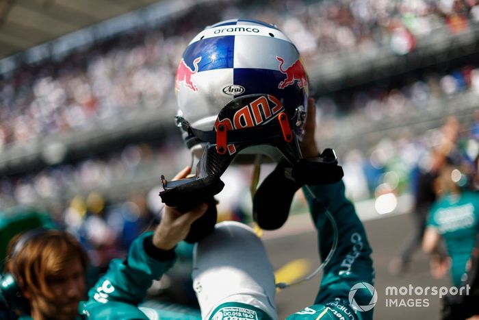 Sebastian Vettel, Aston Martin, en la parrilla