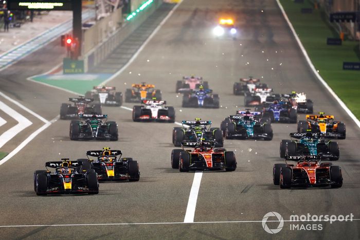 Max Verstappen, Red Bull Racing RB19, Charles Leclerc, Ferrari SF-23, Carlos Sainz, Ferrari SF-23, Sergio Pérez, Red Bull Racing RB19, el resto de la parrilla en la salida.